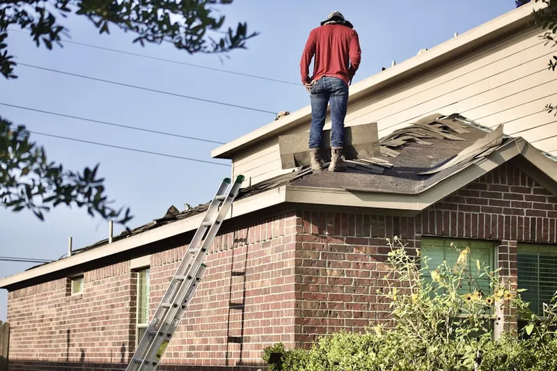 Professional roofer working on a residential roof in Ranchos del Oro